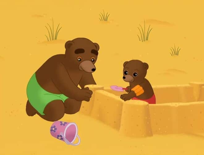 Petit ours brun fête son anniversaire au cinéma
