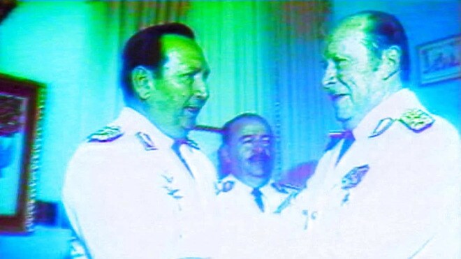 Derrière les drapeaux, le soleil